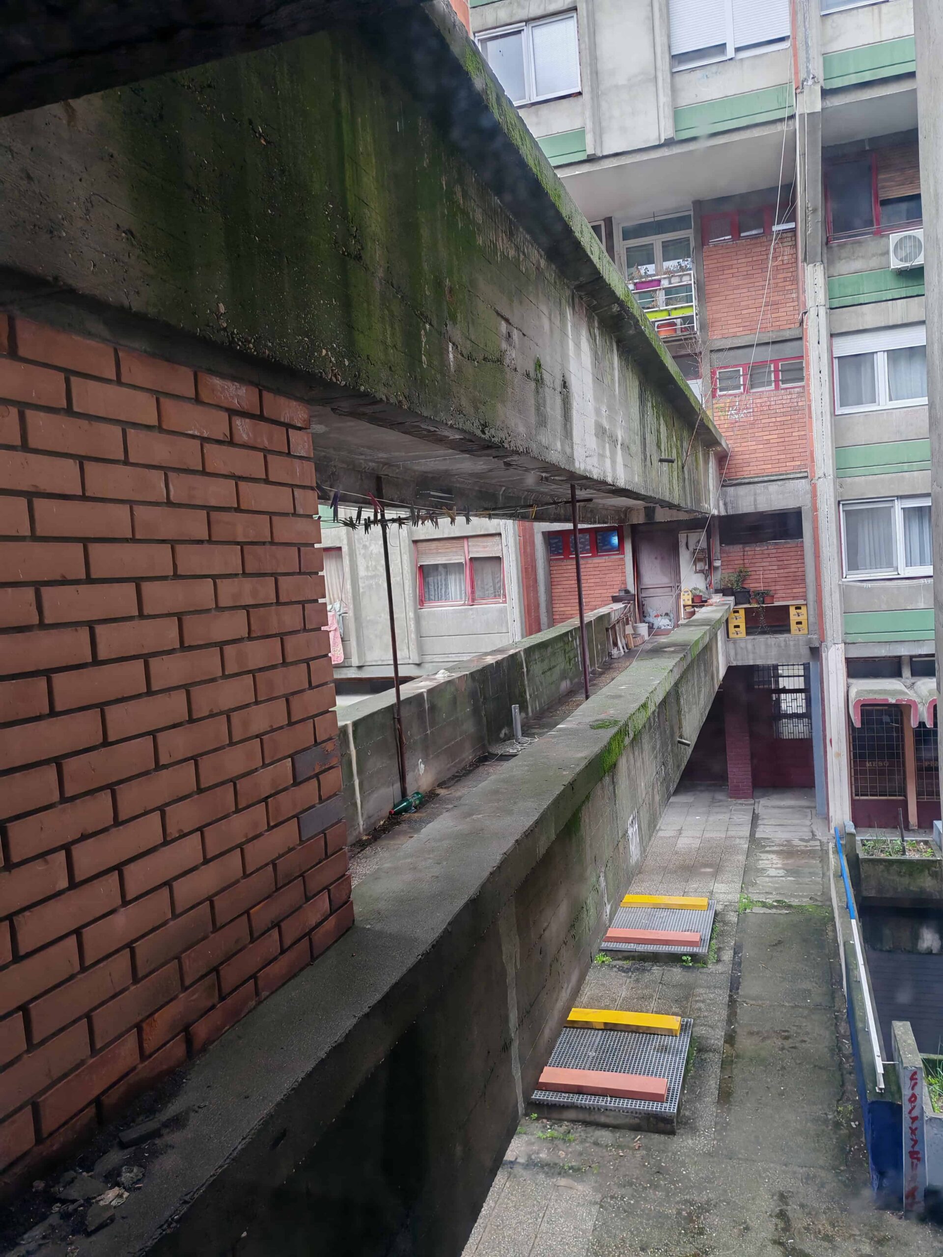 Kritično stanje pešačkog mosta između zgrada